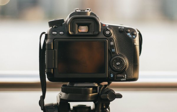 Optical Versus Electronic Viewfinders: Which Is Best in 2023?