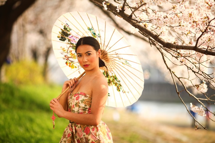 spring photography ideas woman with an umbrella