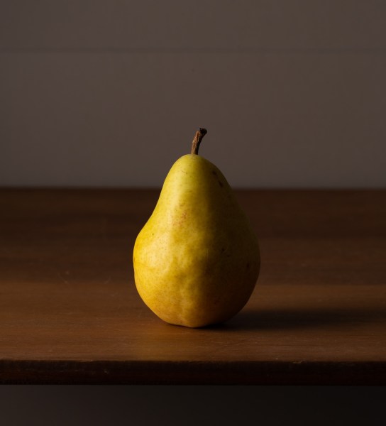 » Eye 4 Photography pear with a warm color cast