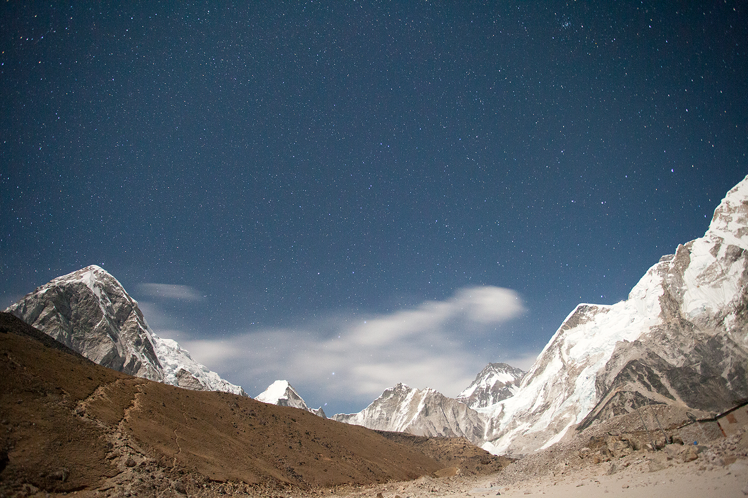 astrophotography mountain photo without star trails
