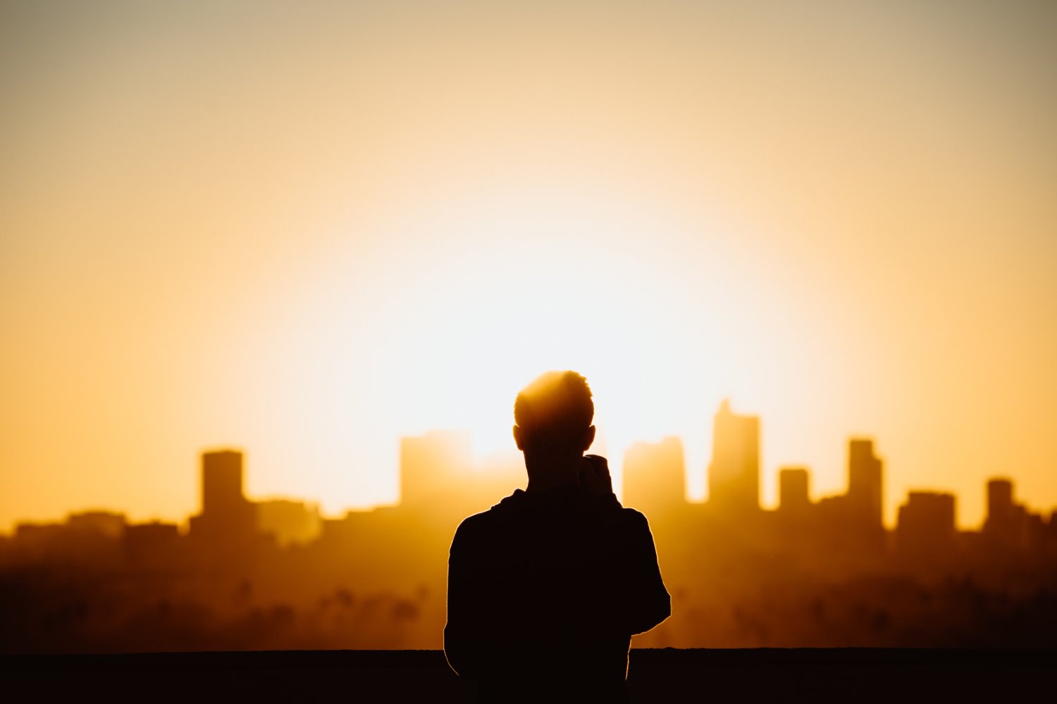 » Eye 4 Photography silhouette in front of a city