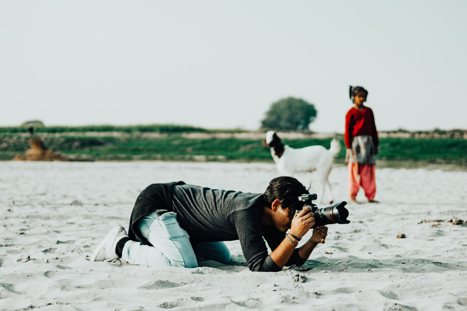 » Eye 4 Photography person getting down on the ground for sharp images