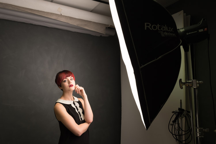 » Eye 4 Photography behind-the-scenes image of a model with an octabox
