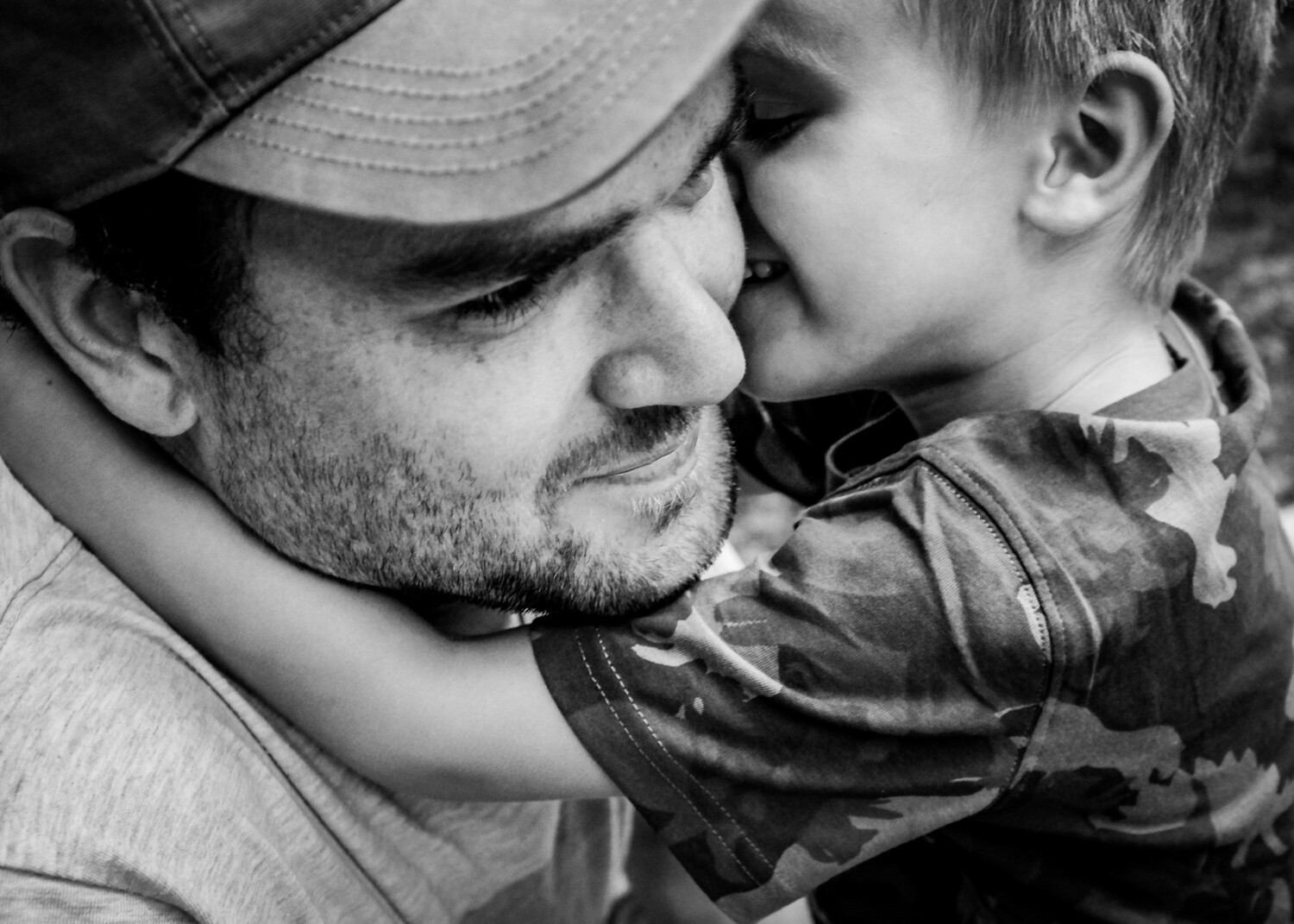 » Eye 4 Photography kid hugging a man
