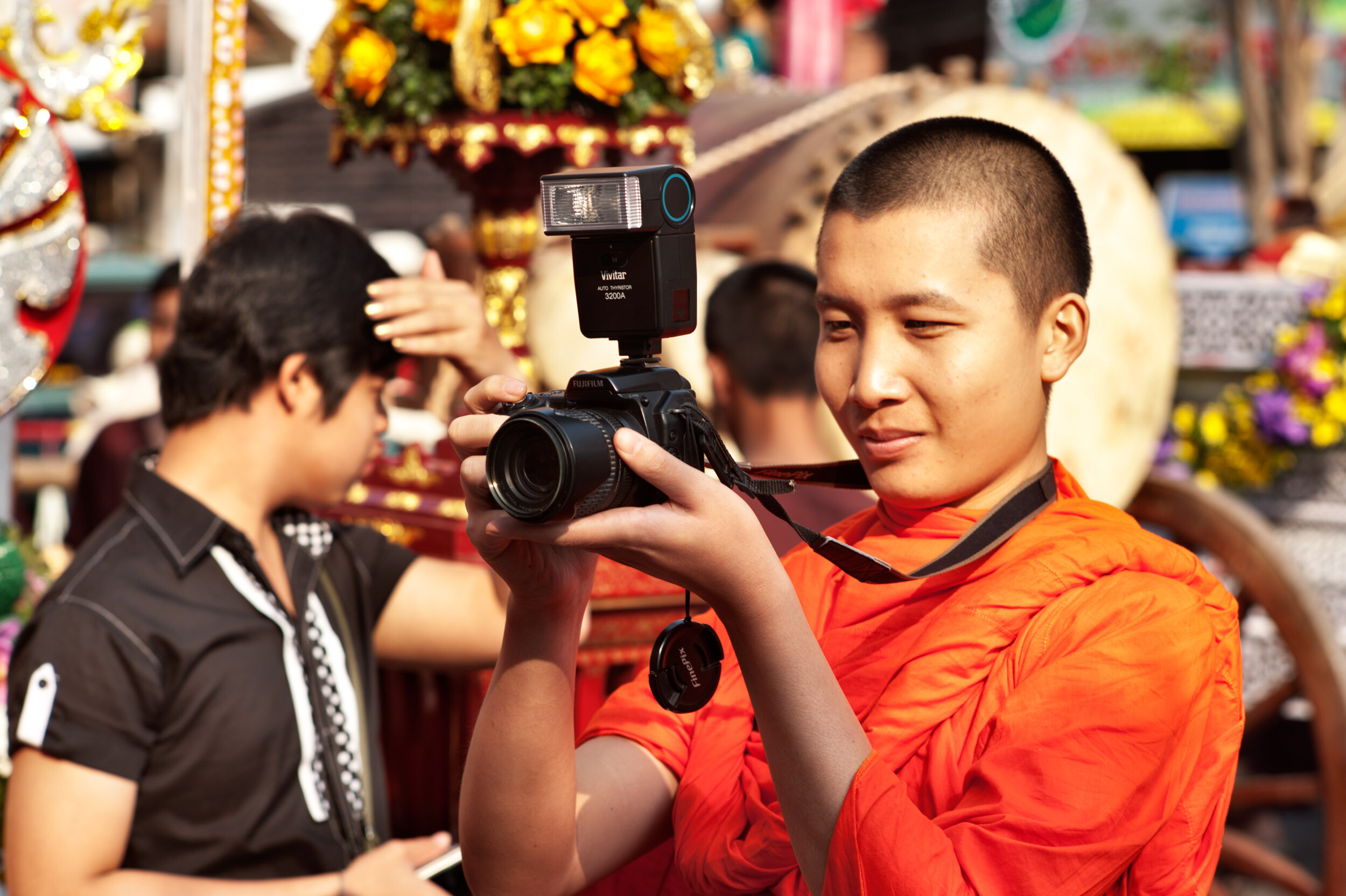 » Eye 4 Photography Monk with a camera front light photography