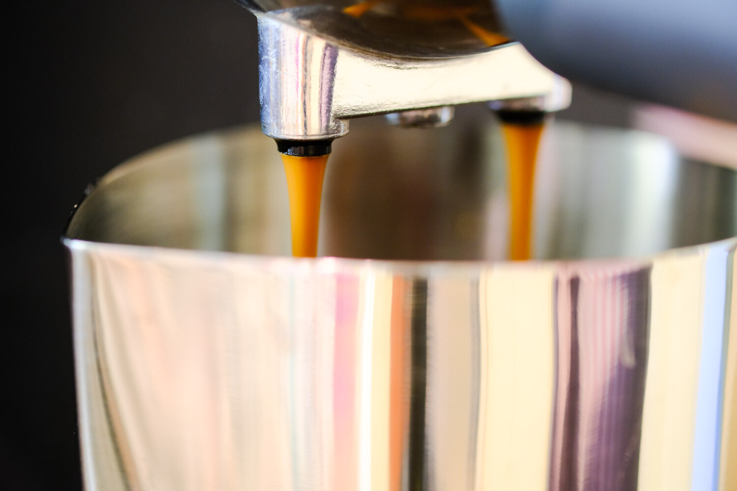 » Eye 4 Photography Espresso pouring into a metal jug